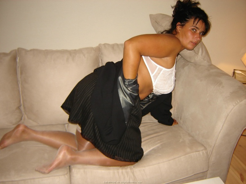 30летняя брюнетка снимает юбку и суёт игрушку между доек 14 фото