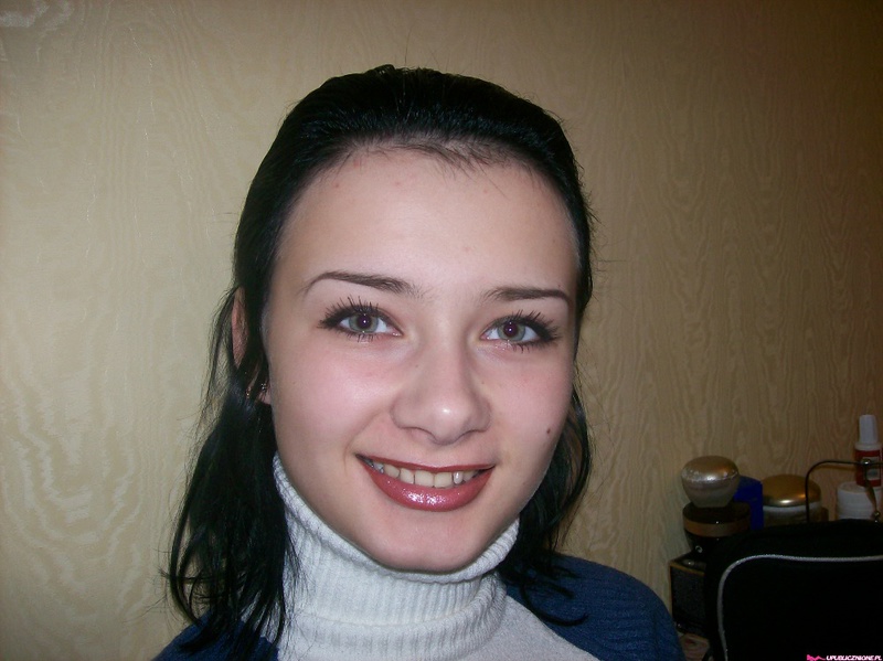 Молодая славянка в бане и в квартире позирует в нижнем белье 16 фото