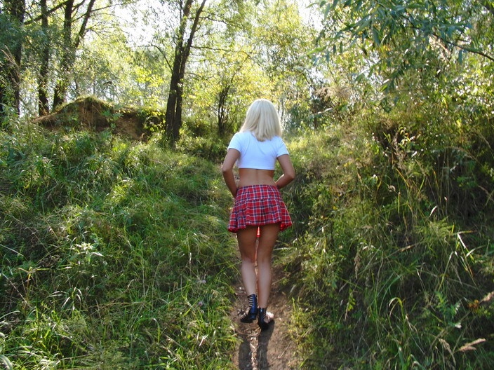 18летняя блондинка из деревни светит киской и попкой у реки 1 фото