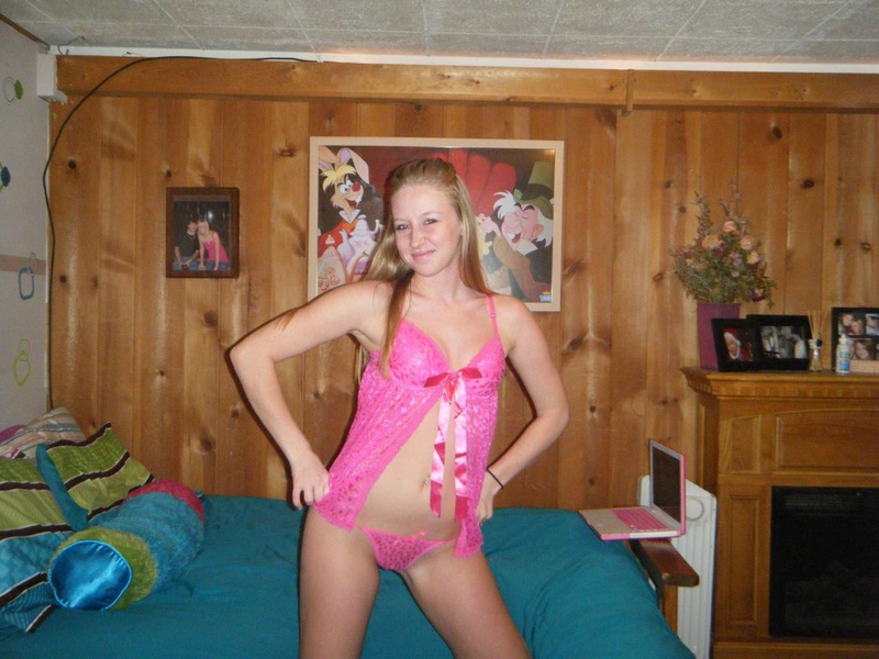 Молодая девка в розовом белье снимает дома трусики 4 фото