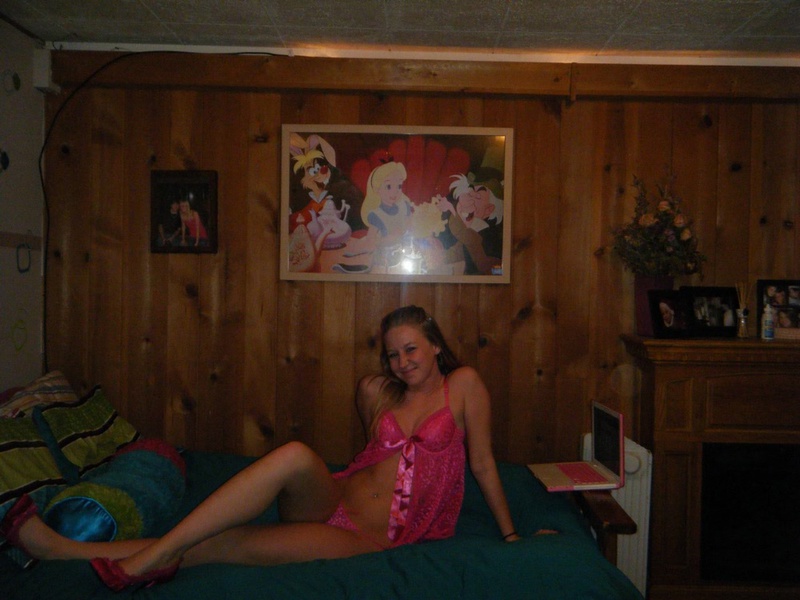 Молодая девка в розовом белье снимает дома трусики 5 фото