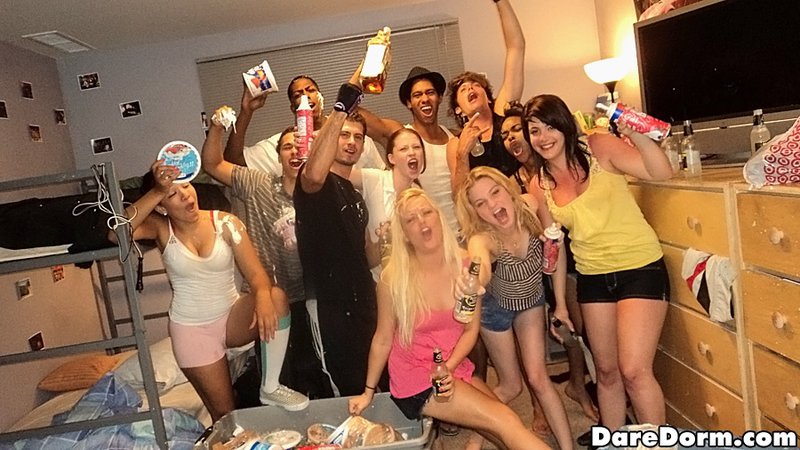 Развратные вечеринки с американскими студентками в общежитиях 1 фото
