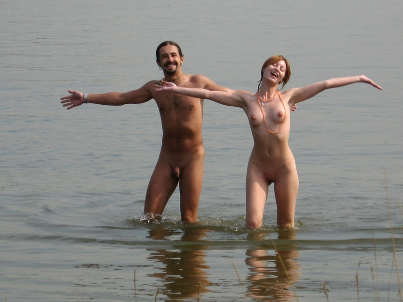 Русские нудисты купаются в реке и отдыхают на поляне 6 фото