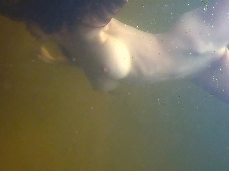 Кокетливая девушка купается в реке и греется на песочке 8 фото