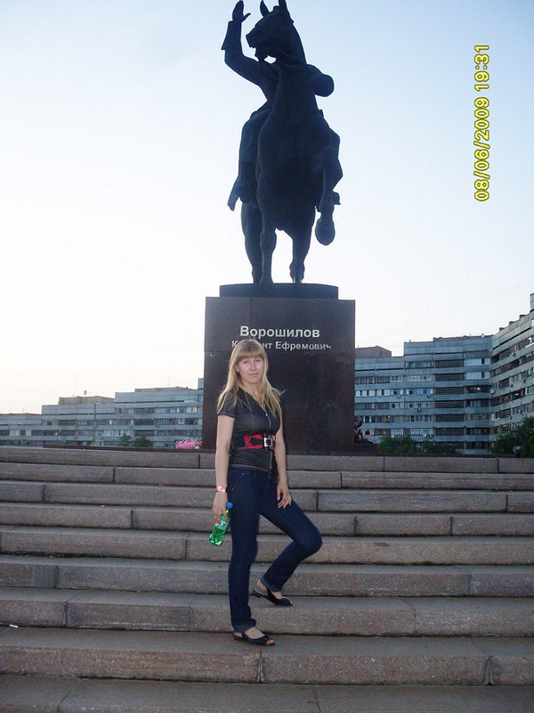Сисястая блондинка из Луганска позирует голая и меряет диадему 1 фото