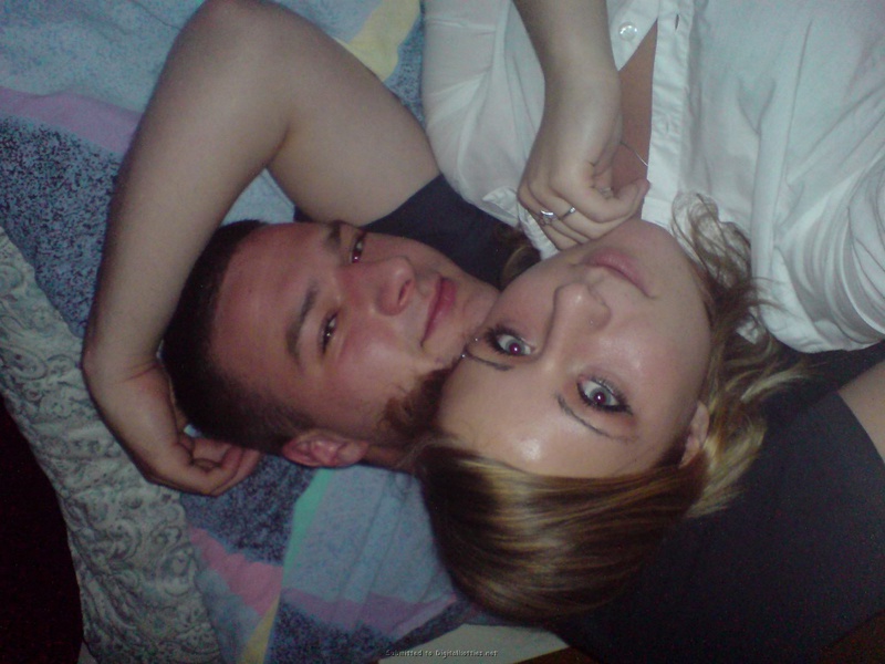 Молодая пара лежат и целуются в кровати 1 фото