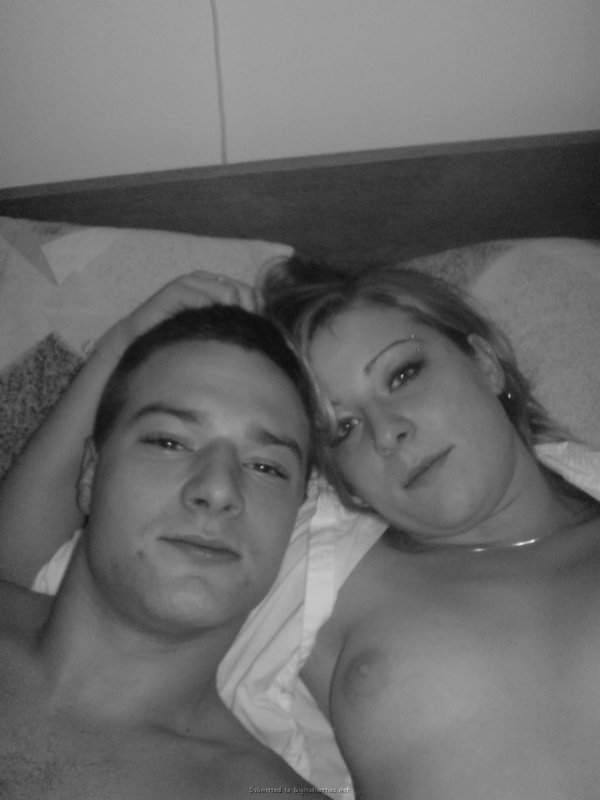 Молодая пара лежат и целуются в кровати 11 фото