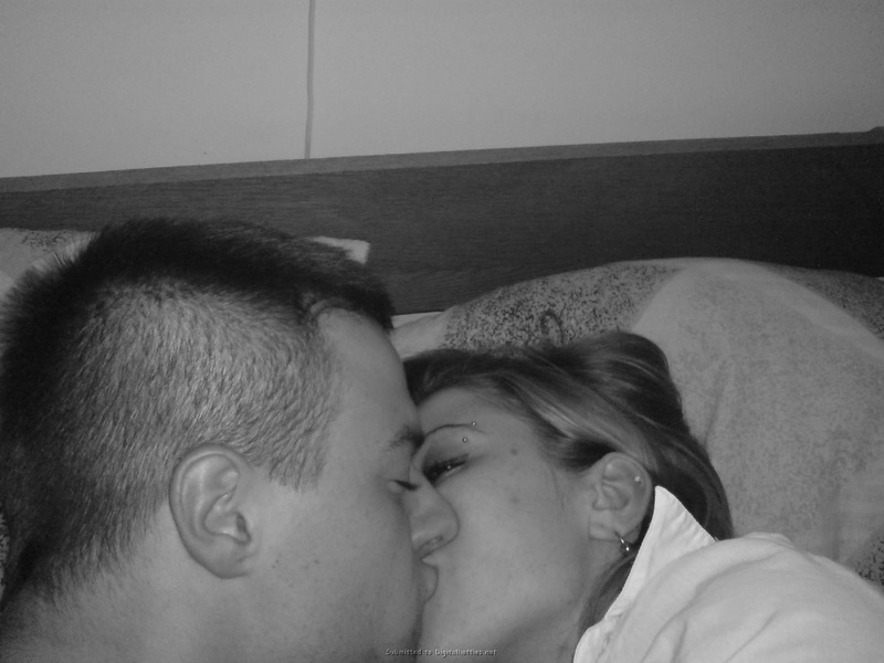 Молодая пара лежат и целуются в кровати 18 фото