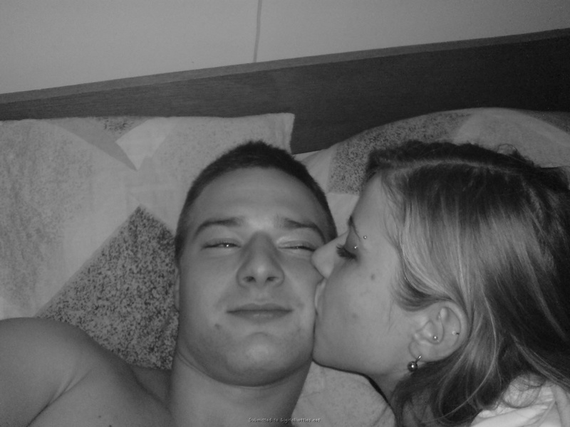 Молодая пара лежат и целуются в кровати 17 фото