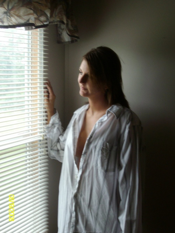 Снимки похотливой латинки в рубашке на голое тело дома 21 фото