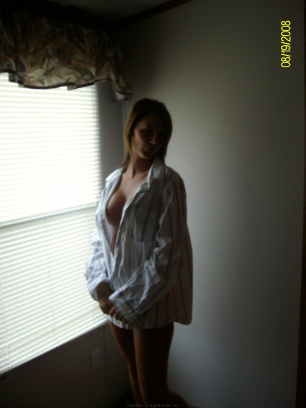 Снимки похотливой латинки в рубашке на голое тело дома 16 фото