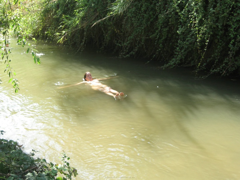 Баба сняла зеленое бельё и помылась в реке голая на глазах парня 14 фото