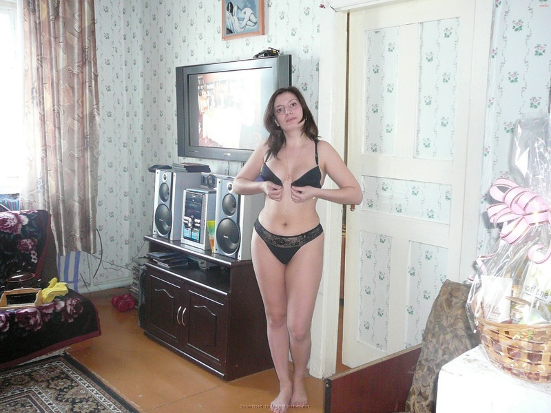 Русская баба примеряет разное белье и позирует голая на камеру 30 фото