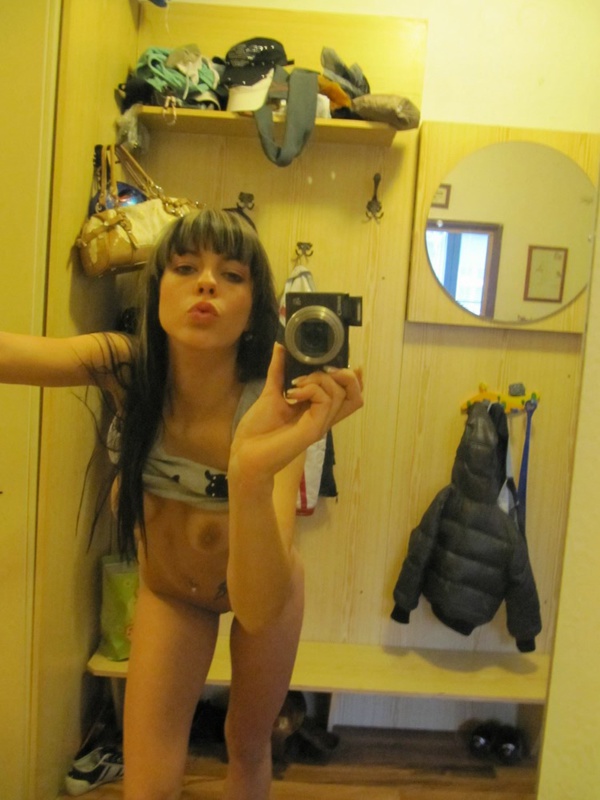 Обнаженная деваха позирует в ванной комнате у зеркала 19 фото