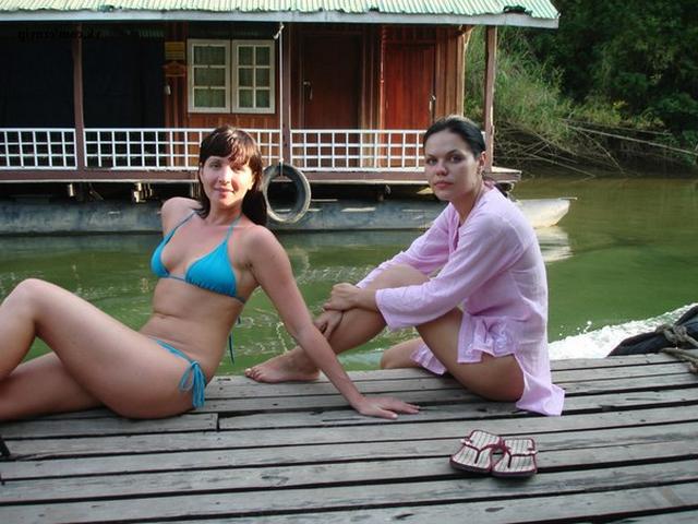 Две взрослые брюнетки-лесбиянки позируют на курорте и в номере 13 фото