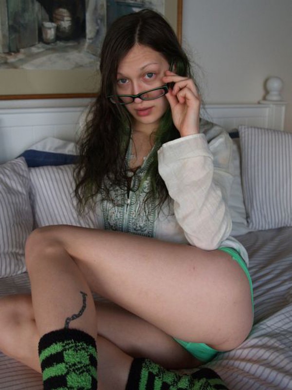 Голая девка в очках разлеглась на двухспальной кровати 2 фото