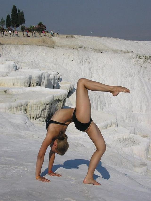 Русская гимнастка сексуально позирует на отдыхе и дома 10 фото
