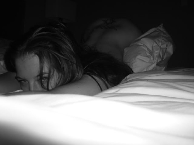 Фото Девушек В Кровати Без Белья Ночью