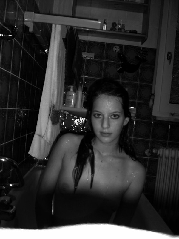 Молодая девка моется в ванной и позирует голой 1 фото