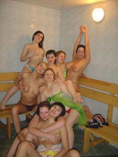 Малинник голых женщин в бане