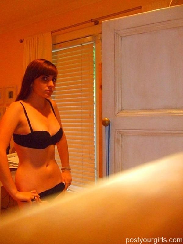 Селфи перед зеркалом молодой девушки в нижнем белье 5 фото