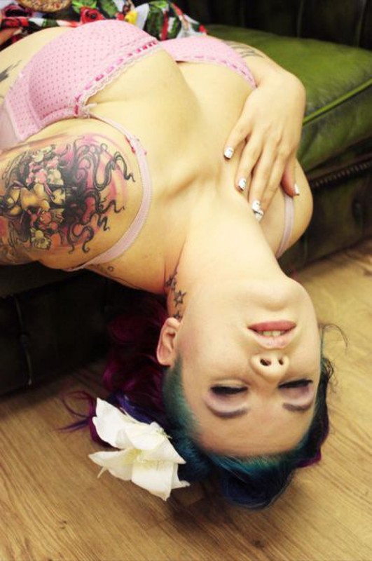 Эротика от татуированной крашенной мамаши в гостиной 37 фото