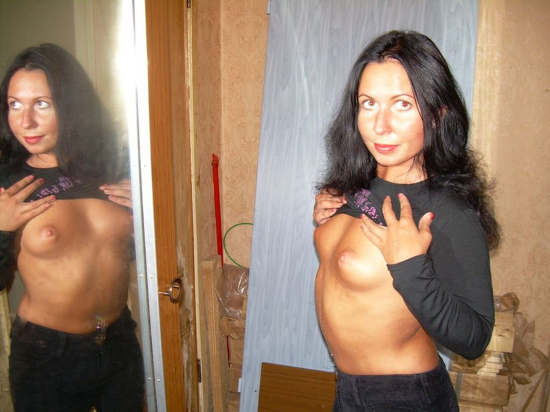 Русская жена оголяется для похотливого мужа на красном покрывале 5 фото