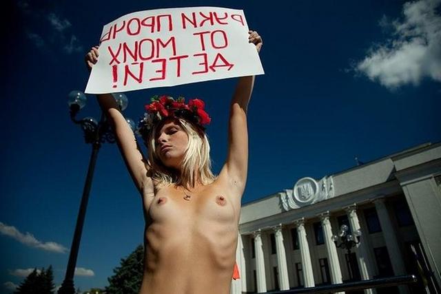 Феминистки гуляют по городу с голыми сиськами 1 фото