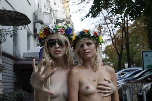 Феминистки гуляют по городу с голыми сиськами 3 фото