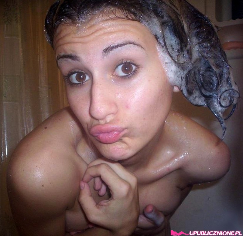 Молодая брюнетка моется в душе перед вебкой 6 фото