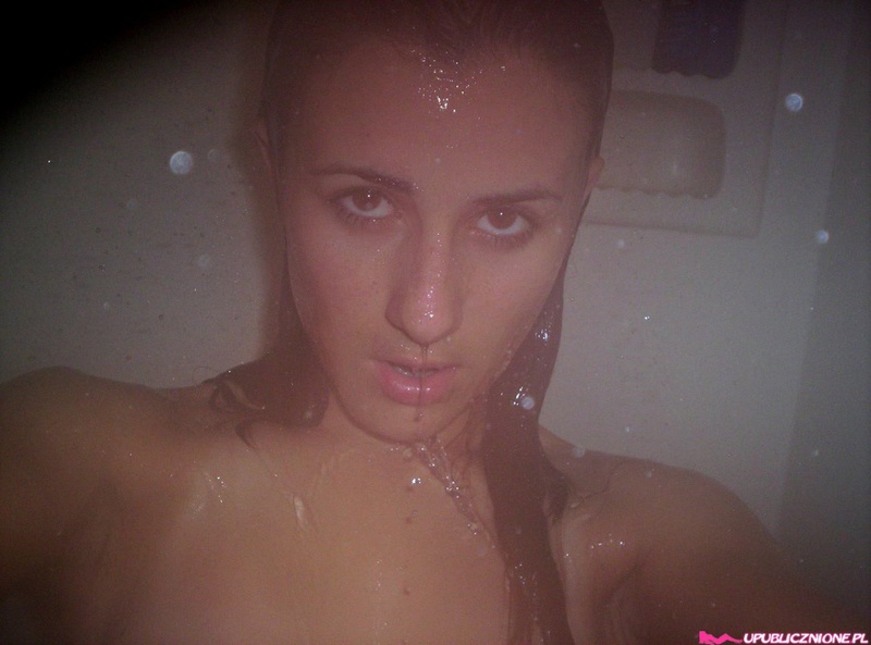 Молодая брюнетка моется в душе перед вебкой 19 фото
