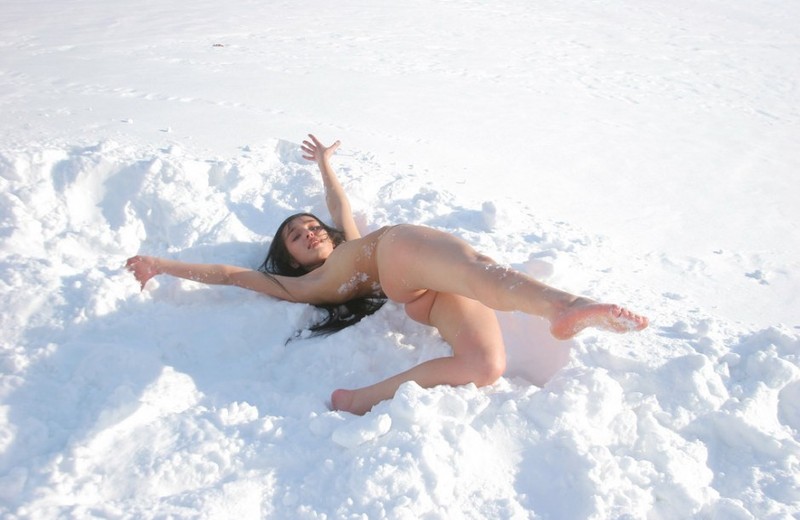 Голая брюнетка позирует в сорокаградусный мороз на зимнем снегу 7 фото