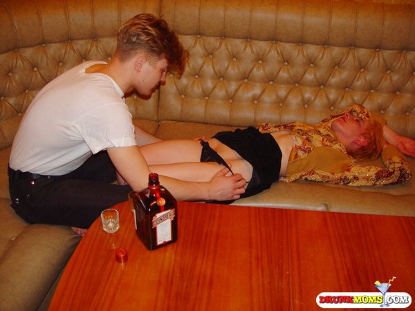18летний парень напоил 30летнюю блондинку и трахнул на диване 7 фото