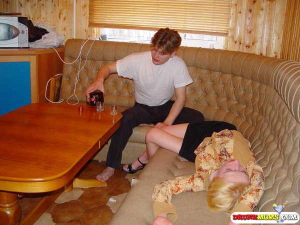 18летний парень напоил 30летнюю блондинку и трахнул на диване 6 фото