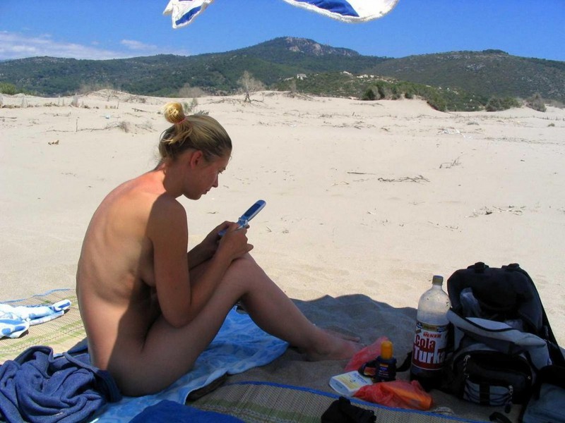 Блондинка на пляже раздвигает ноги даёт киске загореть 11 фото