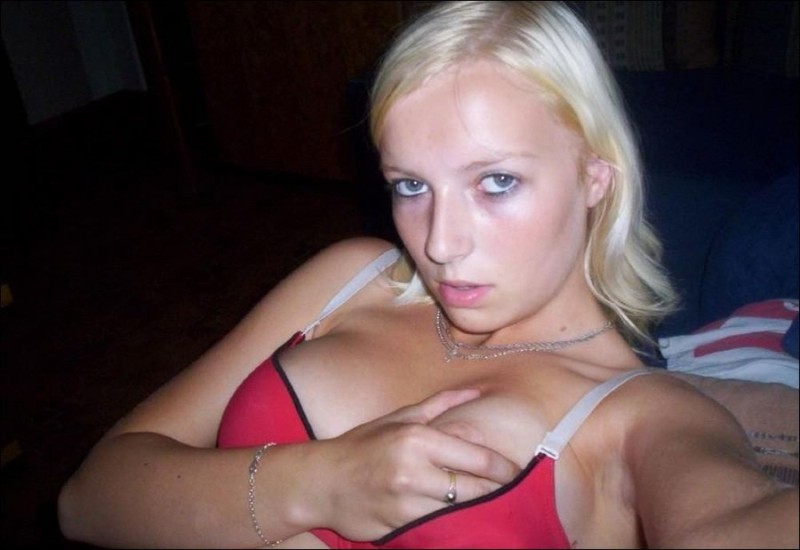 Русская блондинка с большими сиськами делает голые селфи 10 фото