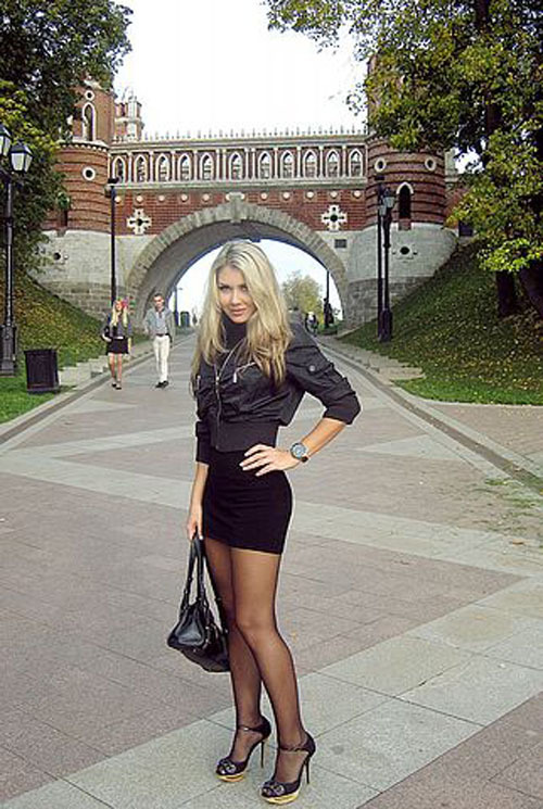 Красивая модель из Москвы на студийных снимках и в жизни 4 фото