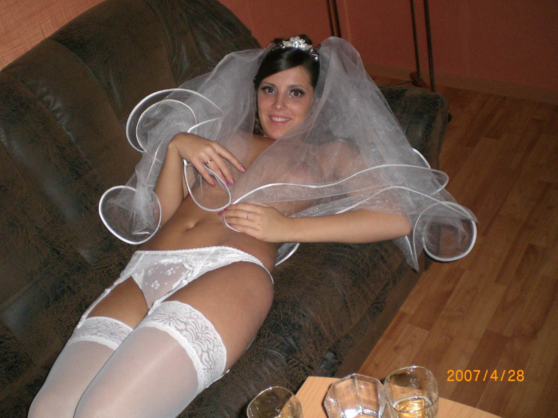 Русская невеста в фате с большими дойками и попой соблазняет мужа 2 фото