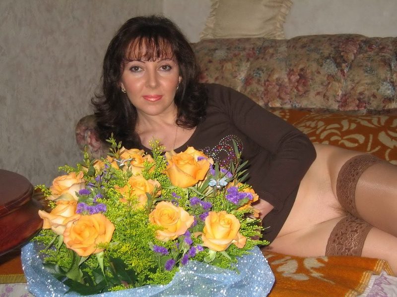 Русская разведенка без трусиков раздвигает ноги у любовника дома 1 фото