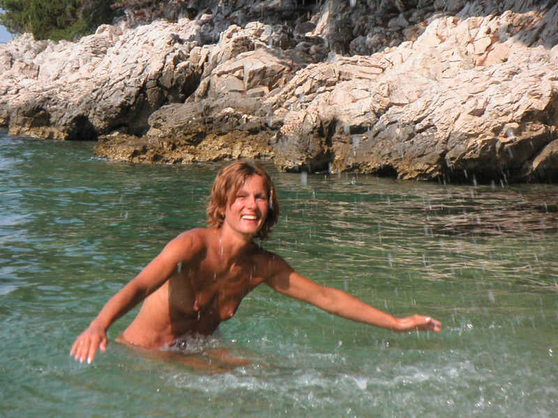 Спортивная жена с плоской грудью плескается в море голой 9 фото