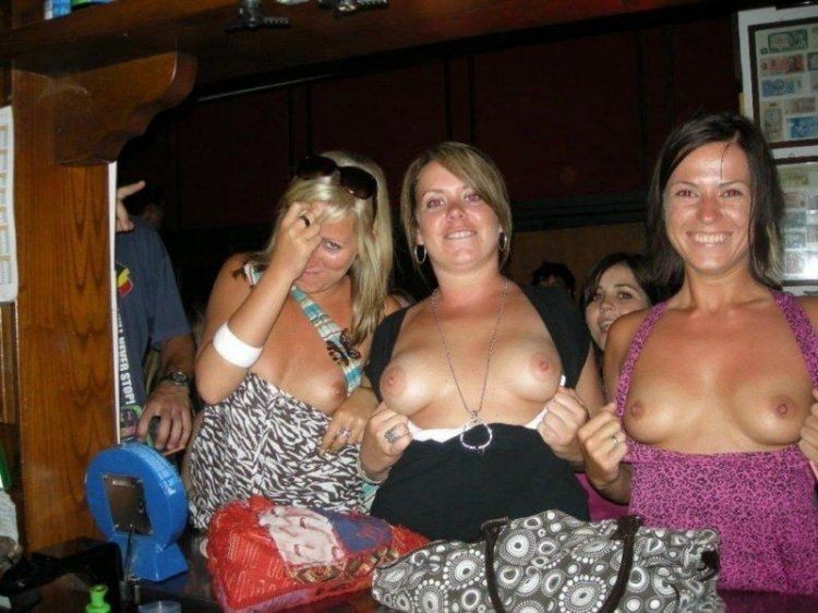 Девушки показывают голые сиськи разных размеров 6 фото