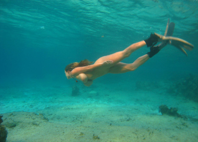 Взрослая аквалангистка оголила большие дойки под водой 9 фото