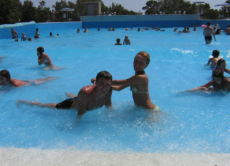 Два русских студента трахают однокурсницу дома после бассейна 1 фото