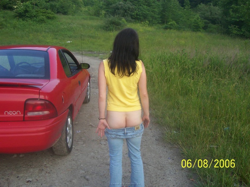 Девка показывает сочную писю возле автомобиля 6 фото