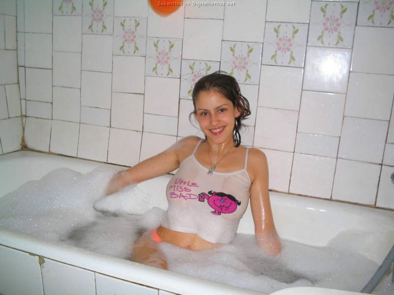 Молодая девка в ярких трусиках и майке принимает ванну 5 фото