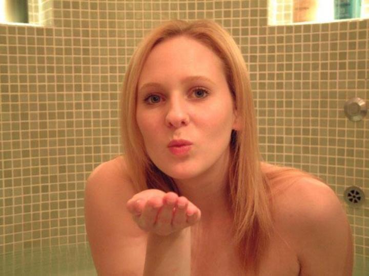 Русская жена с большими сиськами позирует в ванной для мужа 20 фото