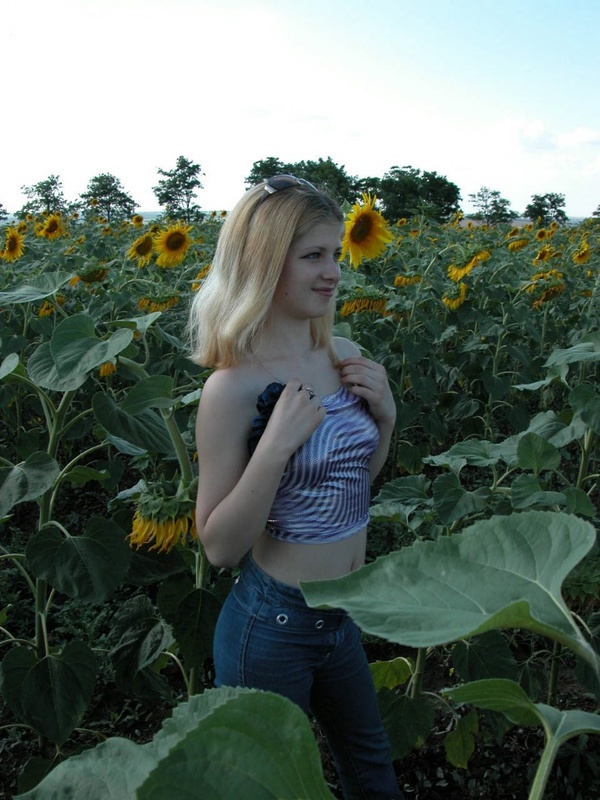 Молодая блондинка из деревни разделась в поле с подсолнухами 2 фото