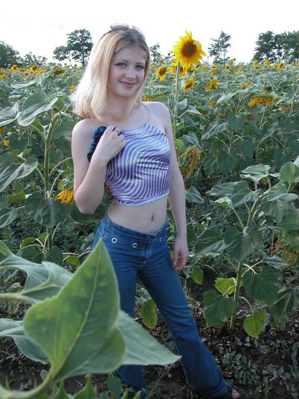 Молодая блондинка из деревни разделась в поле с подсолнухами 3 фото