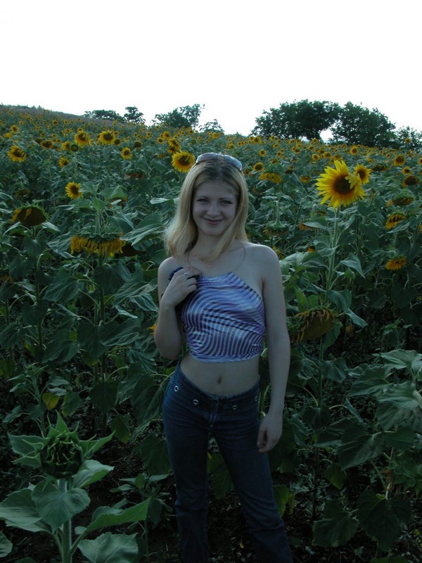 Молодая блондинка из деревни разделась в поле с подсолнухами 1 фото