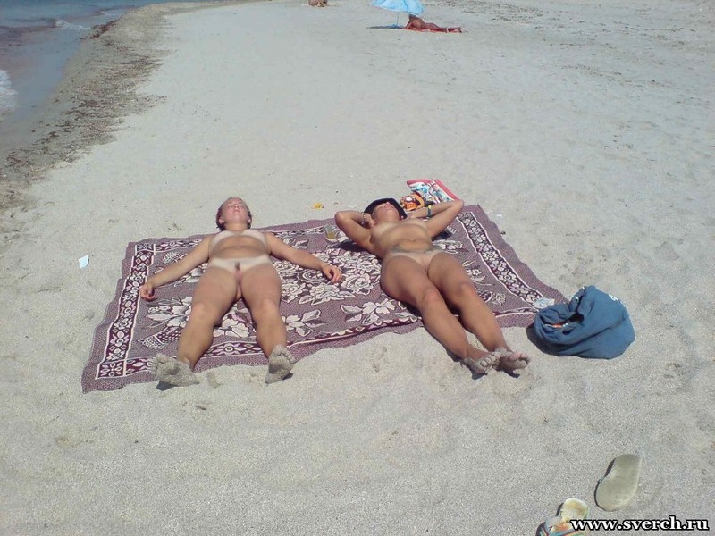 Голые подружки загорают на нудистском пляже (тайная съёмка) 6 фото